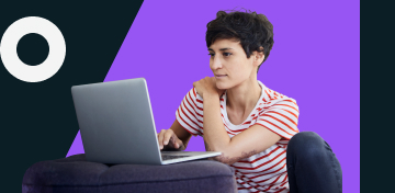 Eine junge Frau erkundigt sich am Laptop über Aktienanleihen der comdirect.