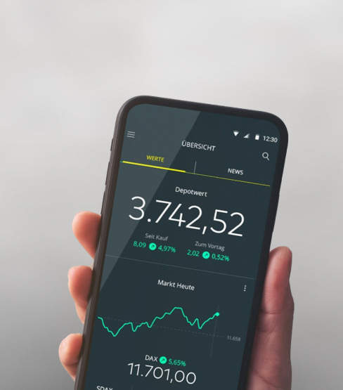 Eine Hand h&auml;lt ein Handy hoch, auf dem der Depotwert und ein Chartverlauf in der comdirect App zu sehen sind.