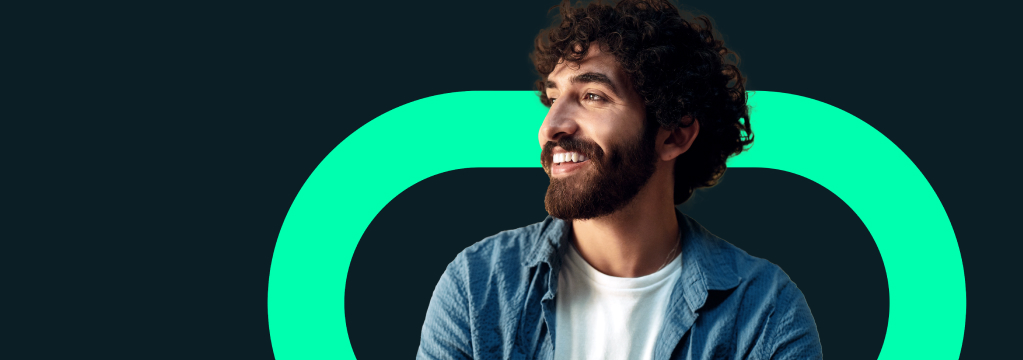 Ein b&auml;rtiger Mann schaut in die Ferne.