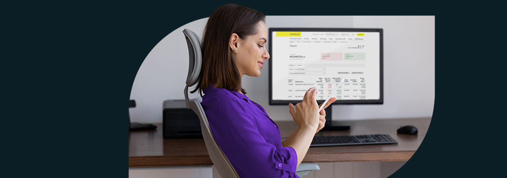 Eine Frau sitzt am Schreibtisch und blickt auf einen Computerbildschirm mit einer Trading-Plattform.