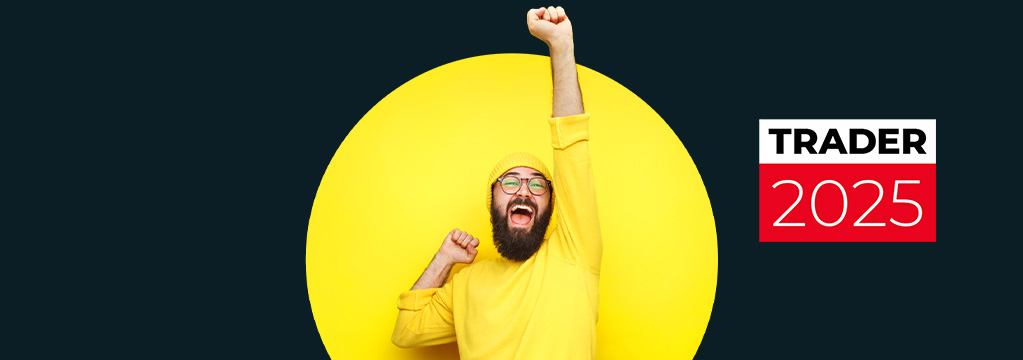 Ein Mann mit Brille, gelbem Pullover und Bearnie jubelt. Neben ihm ist das Logo von Trader 2025 zu sehen.