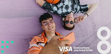 Zwei junge Männer liegen auf dem Rücken. Unten ist das Logo von Visa platziert.
