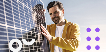 Ein Mann platziert auf seinem Dach einen Sonnenkollektor.