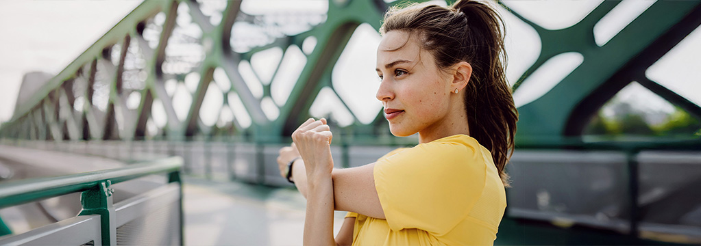 Frau bereitet sich konzentriert vor, indem sie sich dehnt