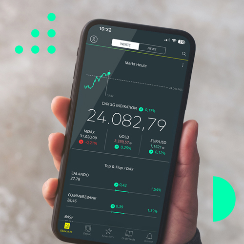 Eine Hand hält ein Smartphone, auf dem die comdirect trading App installiert ist.