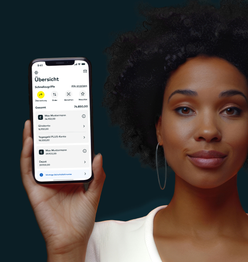 Eine junge Frau hält ein Smartphone hoch, auf dem die Girokontobewegungen in der comdirect App dargestellt werden.