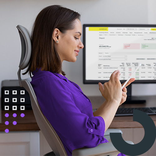 Eine Frau sitzt am Schreibtisch und blickt auf einen Computerbildschirm mit einer Trading-Plattform.