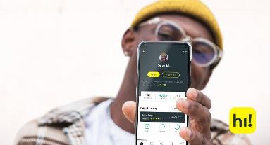 Ein Nutzer von hi!stocks hält ein Smartphone hoch, in welchem sein hi!stocks Profil zu sehen ist.