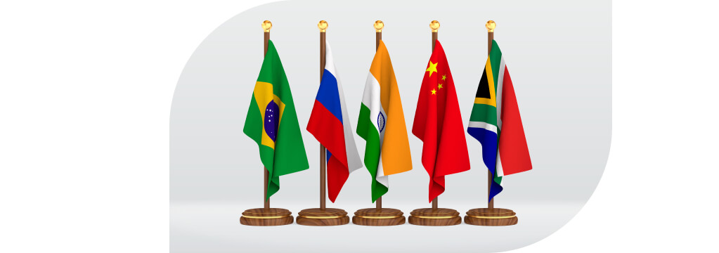Die Fahnen von Brasilien, Russland, Indien, China und Südafrika sind zu sehen.