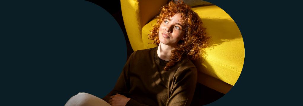 Eine nachdenkliche Person symbolisiert einen neuen Blick aufs Thema Sparen.