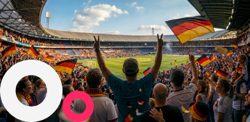 Menschen im Stadion schwenken die deutsche Flagge.