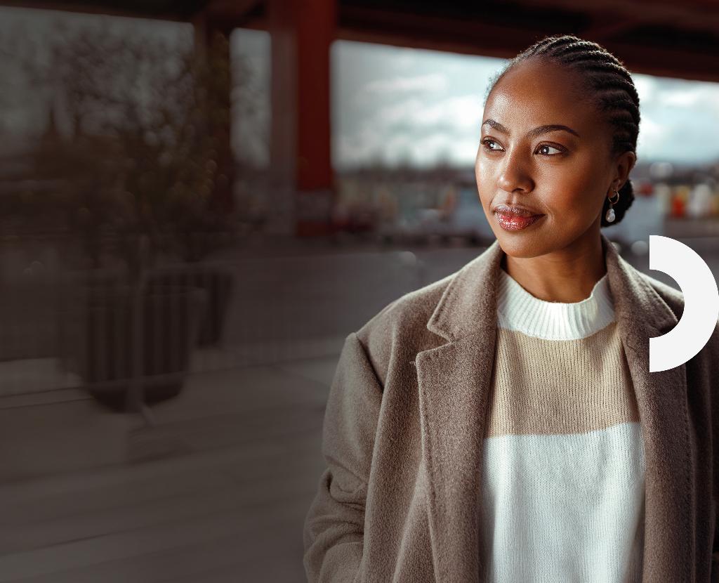 Entschlossene Frau blickt nach vorne, bereit zum Loslegen.